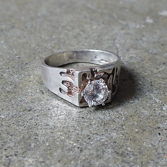 Elegant Silver Ring with Crystal Accent